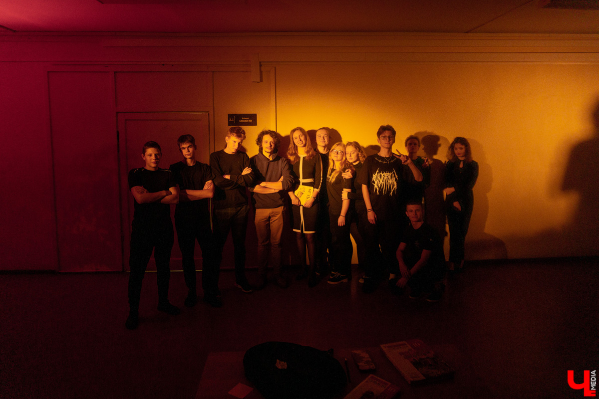 Вместо сцены фойе, вместо зрительного зала парты. Ученики школы из посёлка Ставрово провели первый закрытый показ спектакля про буллинг. В предложенный молодыми учителями английского языка и технологии концепт ребята добавили реальные истории из жизни. А ещё сами создали саундтрек и визуализировали сюжет. Как это было? Рассказывает «Ключ-Медиа».