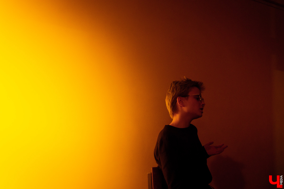 Вместо сцены фойе, вместо зрительного зала парты. Ученики школы из посёлка Ставрово провели первый закрытый показ спектакля про буллинг. В предложенный молодыми учителями английского языка и технологии концепт ребята добавили реальные истории из жизни. А ещё сами создали саундтрек и визуализировали сюжет. Как это было? Рассказывает «Ключ-Медиа».