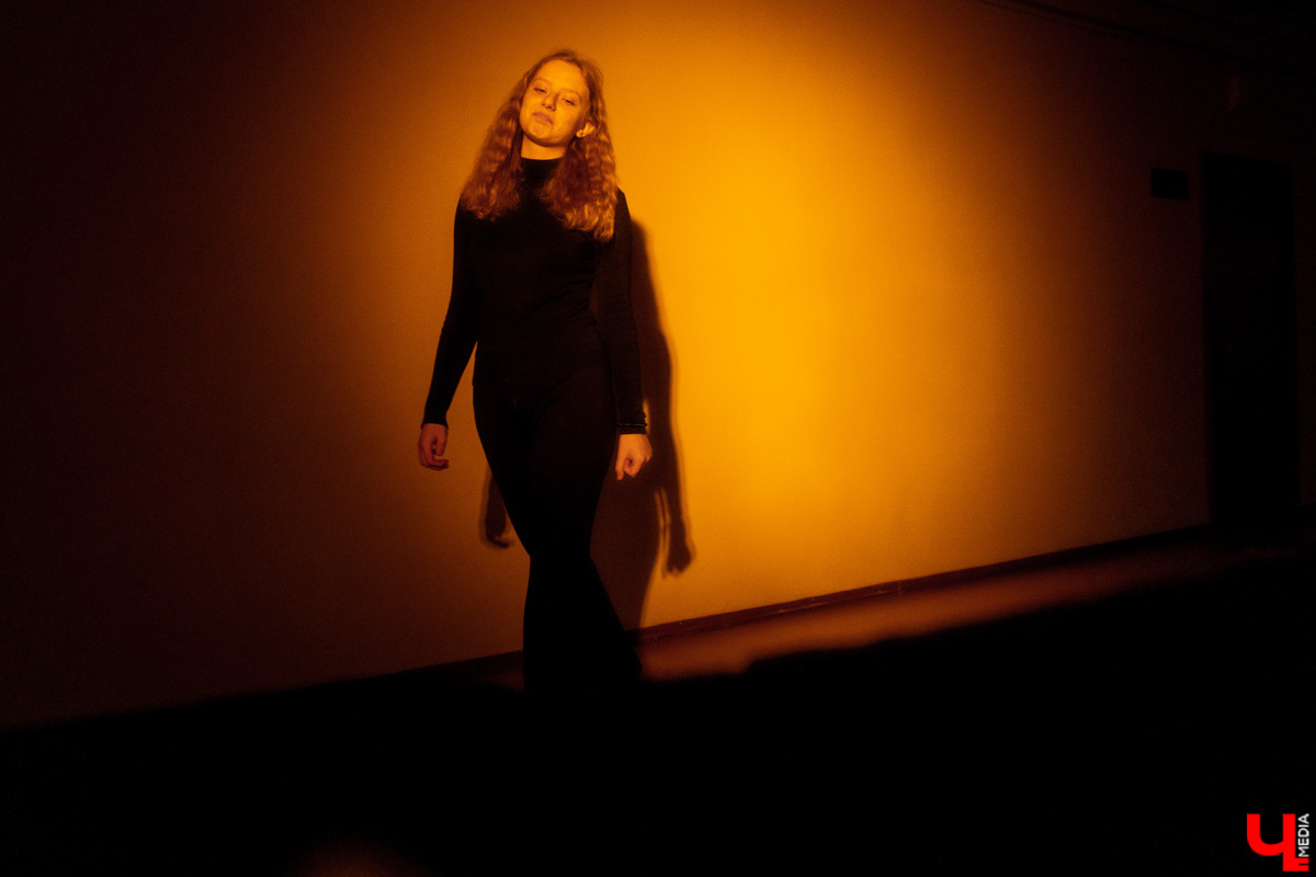 Вместо сцены фойе, вместо зрительного зала парты. Ученики школы из посёлка Ставрово провели первый закрытый показ спектакля про буллинг. В предложенный молодыми учителями английского языка и технологии концепт ребята добавили реальные истории из жизни. А ещё сами создали саундтрек и визуализировали сюжет. Как это было? Рассказывает «Ключ-Медиа».