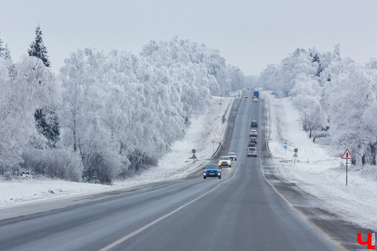 Жители Владимирской области теперь смогут быстрее добираться до Москвы. Правда, за деньги. В регионе открыли 58,2 км платной автодороги в обход Петушков и Лакинска. Время в пути до столицы сократится примерно на час. Но наш сегодняшний обзор не только об этом.