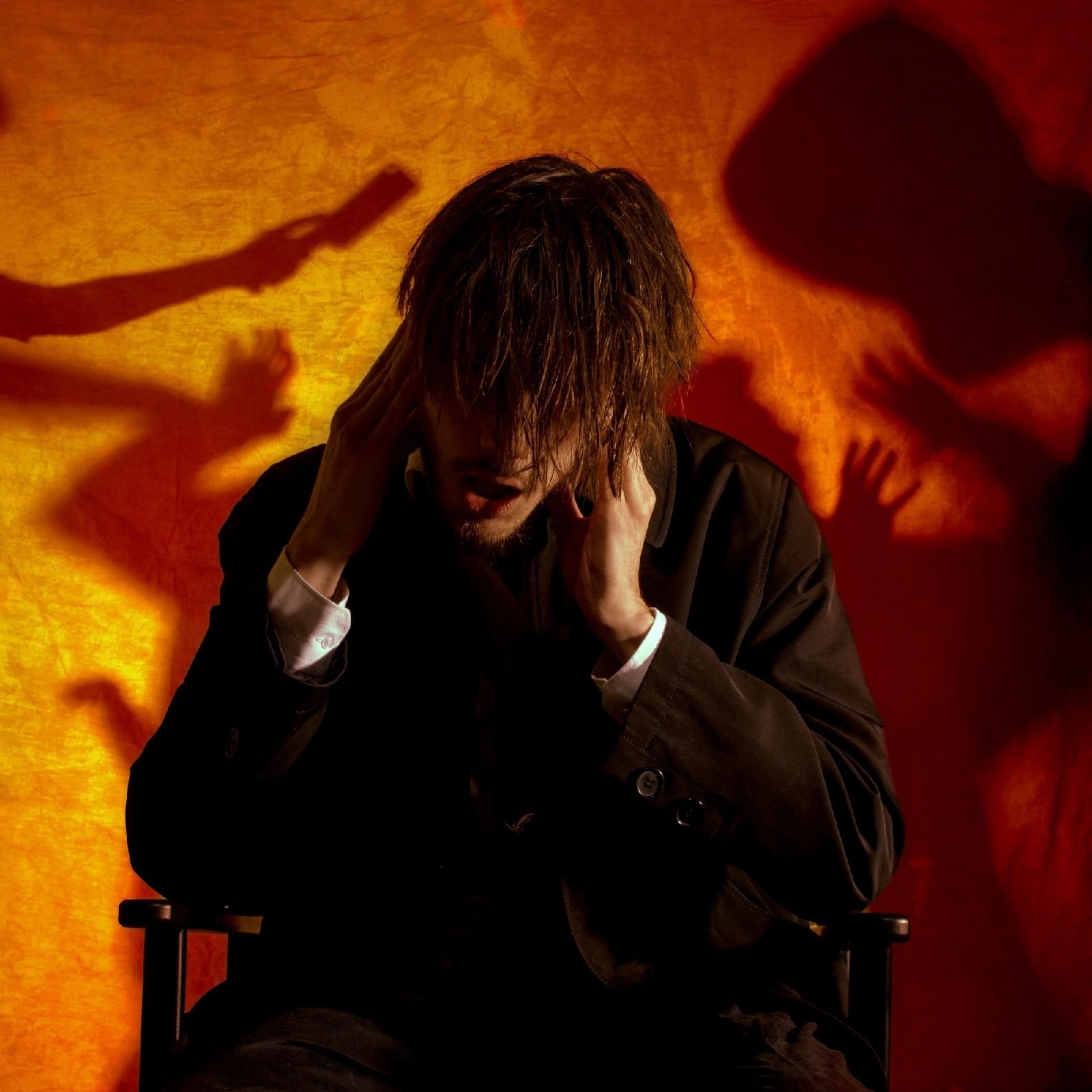 С октября местная сцена оживилась сильнее, чем можно было предположить. Некоторые исполнители вернулись в творчество после перерыва, другие запустили новые проекты, а третьи переключились на создание сольного контента вне основных коллективов. Музыка играется, текст поётся, и нам есть чем вас удивить — целых 12 релизов на очереди. Расчехляйте наушники, поехали!