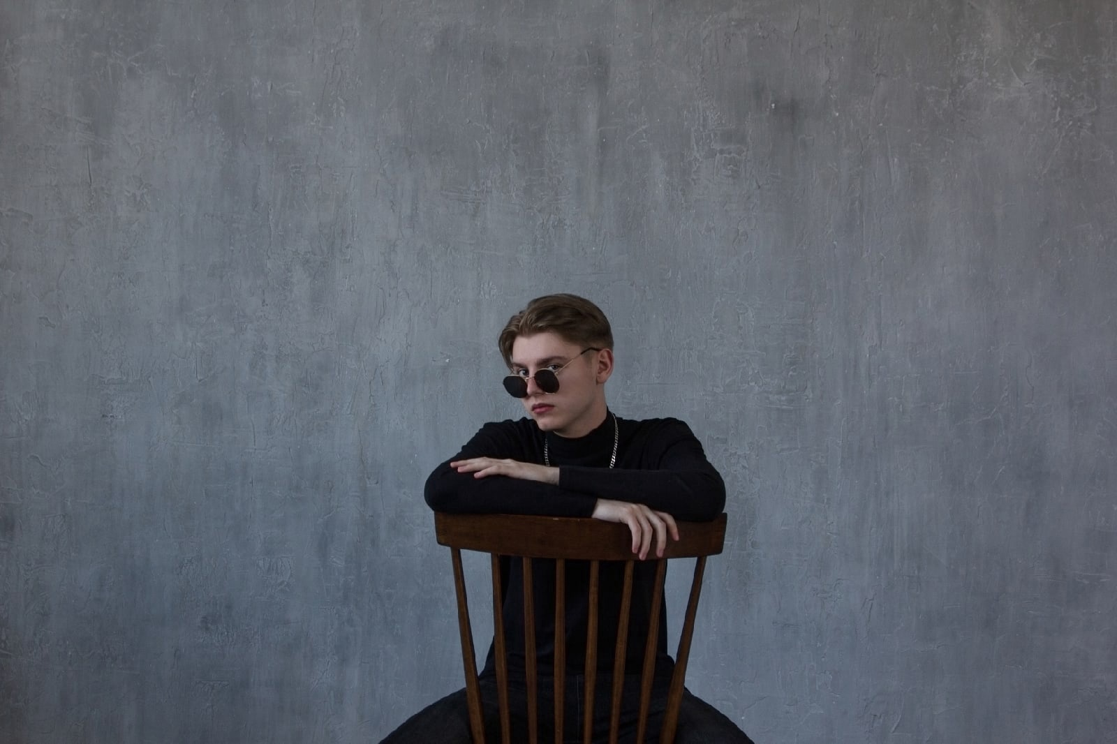 С октября местная сцена оживилась сильнее, чем можно было предположить. Некоторые исполнители вернулись в творчество после перерыва, другие запустили новые проекты, а третьи переключились на создание сольного контента вне основных коллективов. Музыка играется, текст поётся, и нам есть чем вас удивить — целых 12 релизов на очереди. Расчехляйте наушники, поехали!