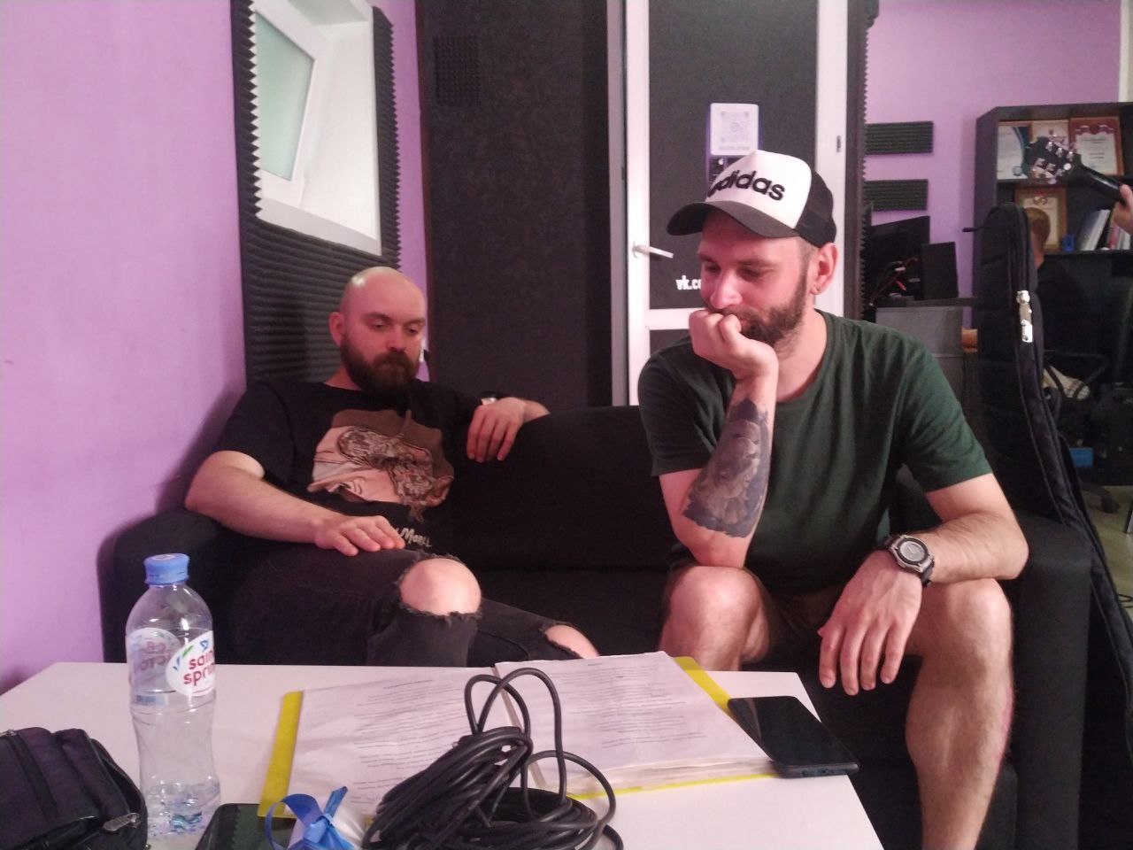 С октября местная сцена оживилась сильнее, чем можно было предположить. Некоторые исполнители вернулись в творчество после перерыва, другие запустили новые проекты, а третьи переключились на создание сольного контента вне основных коллективов. Музыка играется, текст поётся, и нам есть чем вас удивить — целых 12 релизов на очереди. Расчехляйте наушники, поехали!