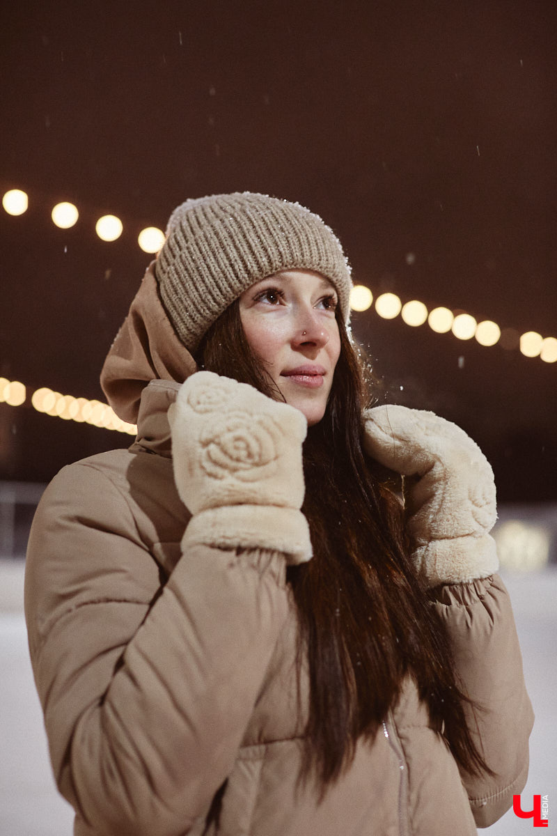 В чем пойти на каток, чтобы не наряжаться как капуста и в то же время не заболеть после зимних катаний? Мы посчитали, что об этом нужно спрашивать тех, кто часто встает на коньки, выбирая правильный образ для активного отдыха.