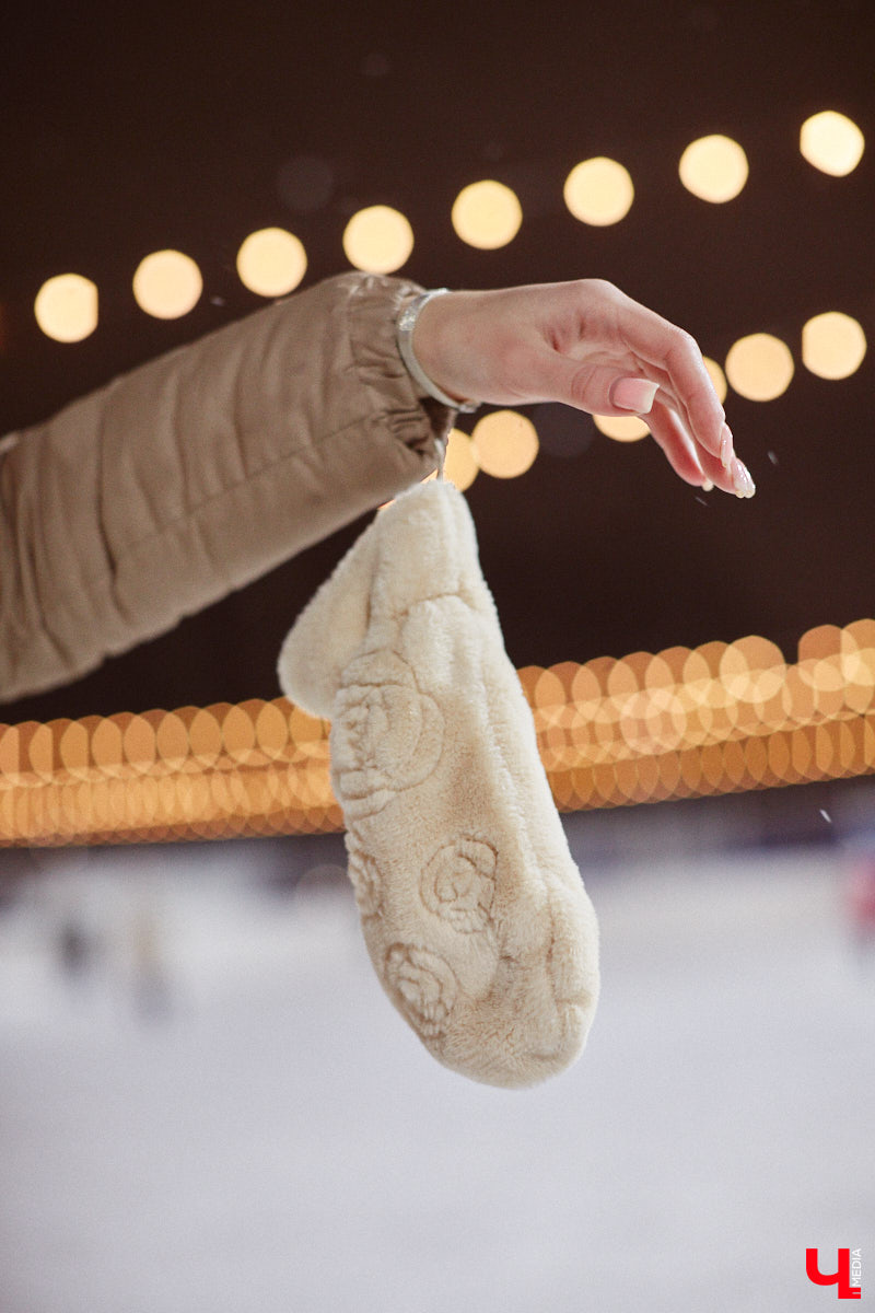 В чем пойти на каток, чтобы не наряжаться как капуста и в то же время не заболеть после зимних катаний? Мы посчитали, что об этом нужно спрашивать тех, кто часто встает на коньки, выбирая правильный образ для активного отдыха.