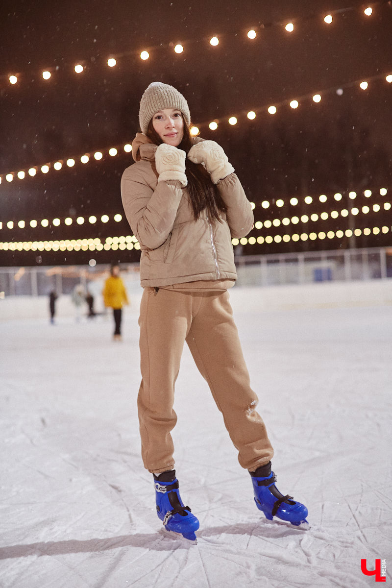 В чем пойти на каток, чтобы не наряжаться как капуста и в то же время не заболеть после зимних катаний? Мы посчитали, что об этом нужно спрашивать тех, кто часто встает на коньки, выбирая правильный образ для активного отдыха.