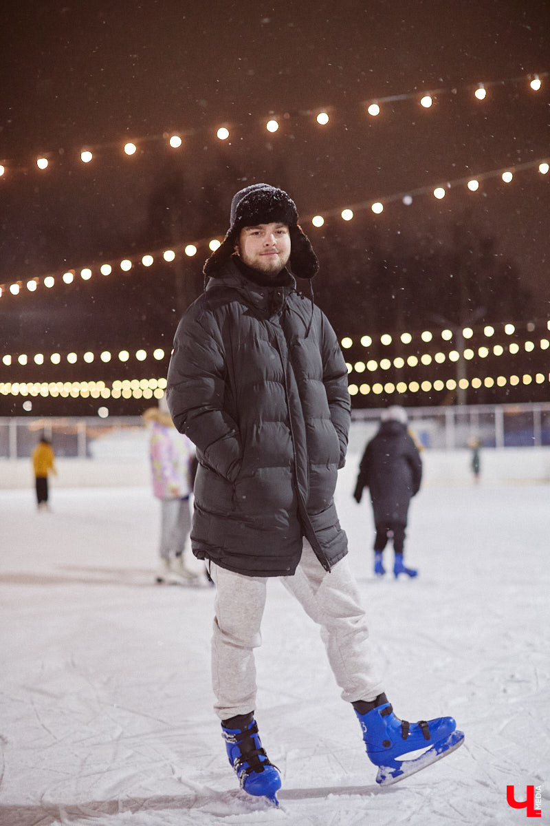 В чем пойти на каток, чтобы не наряжаться как капуста и в то же время не заболеть после зимних катаний? Мы посчитали, что об этом нужно спрашивать тех, кто часто встает на коньки, выбирая правильный образ для активного отдыха.