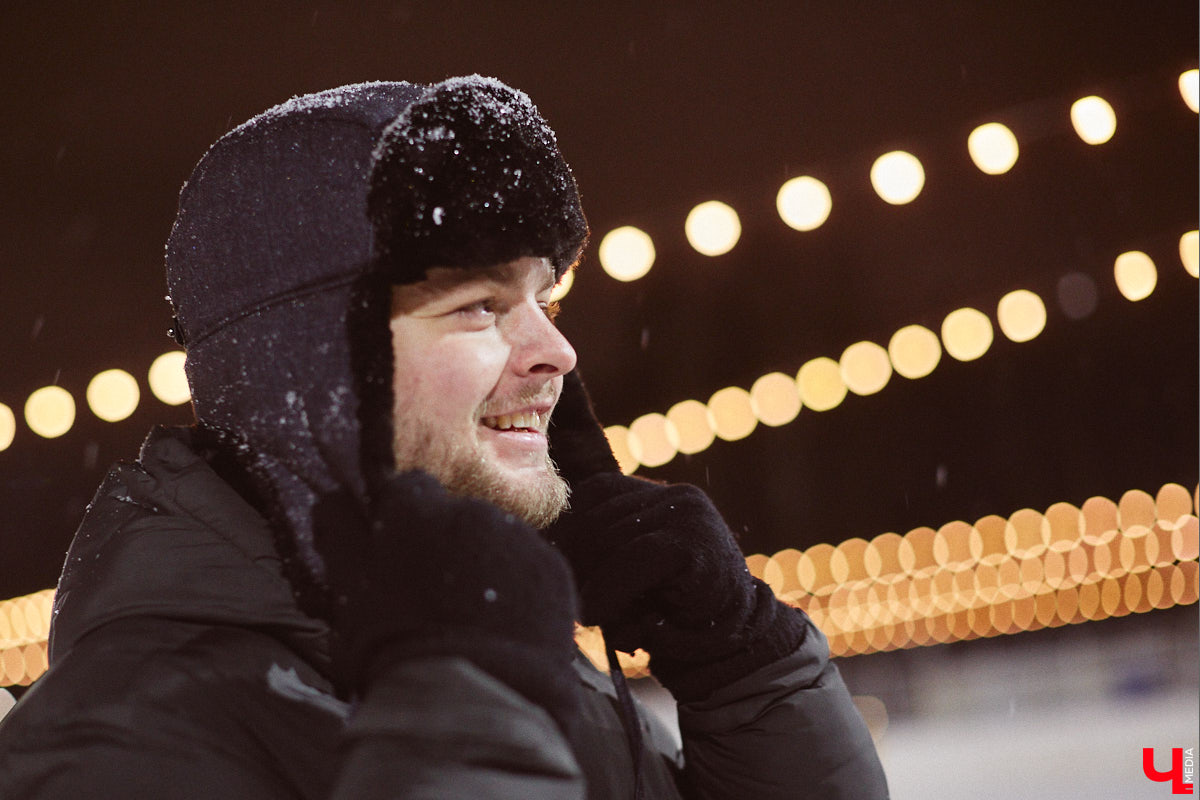 В чем пойти на каток, чтобы не наряжаться как капуста и в то же время не заболеть после зимних катаний? Мы посчитали, что об этом нужно спрашивать тех, кто часто встает на коньки, выбирая правильный образ для активного отдыха.