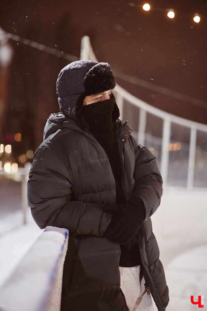 В чем пойти на каток, чтобы не наряжаться как капуста и в то же время не заболеть после зимних катаний? Мы посчитали, что об этом нужно спрашивать тех, кто часто встает на коньки, выбирая правильный образ для активного отдыха.