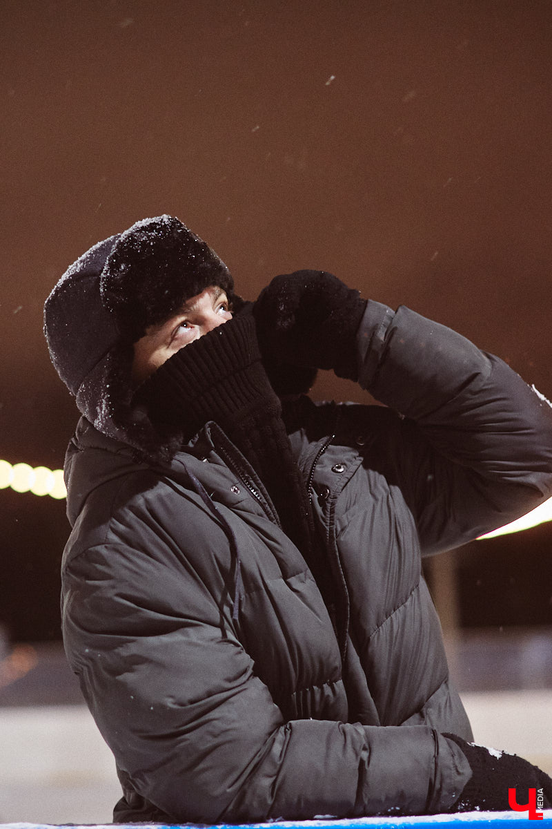 В чем пойти на каток, чтобы не наряжаться как капуста и в то же время не заболеть после зимних катаний? Мы посчитали, что об этом нужно спрашивать тех, кто часто встает на коньки, выбирая правильный образ для активного отдыха.