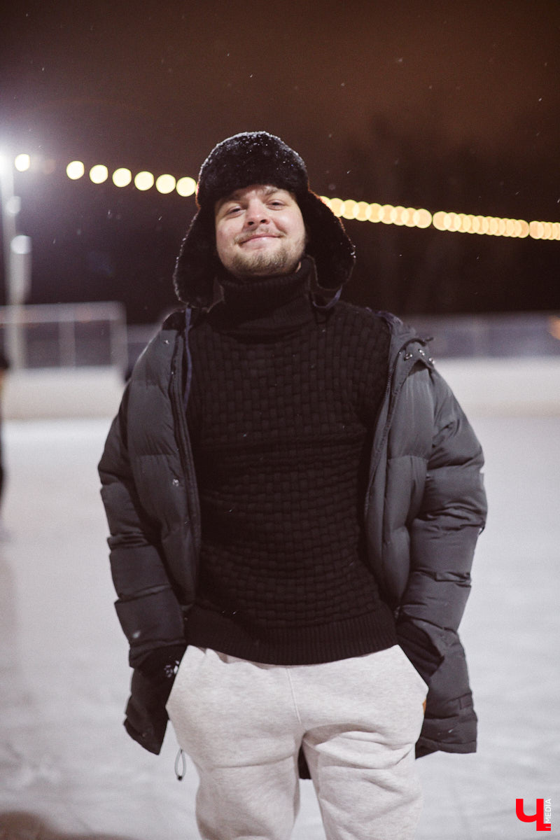 В чем пойти на каток, чтобы не наряжаться как капуста и в то же время не заболеть после зимних катаний? Мы посчитали, что об этом нужно спрашивать тех, кто часто встает на коньки, выбирая правильный образ для активного отдыха.