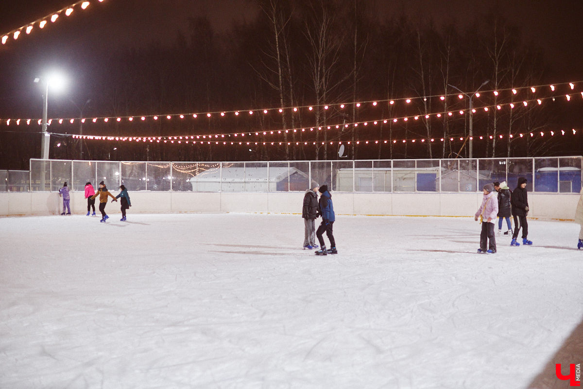 В чем пойти на каток, чтобы не наряжаться как капуста и в то же время не заболеть после зимних катаний? Мы посчитали, что об этом нужно спрашивать тех, кто часто встает на коньки, выбирая правильный образ для активного отдыха.