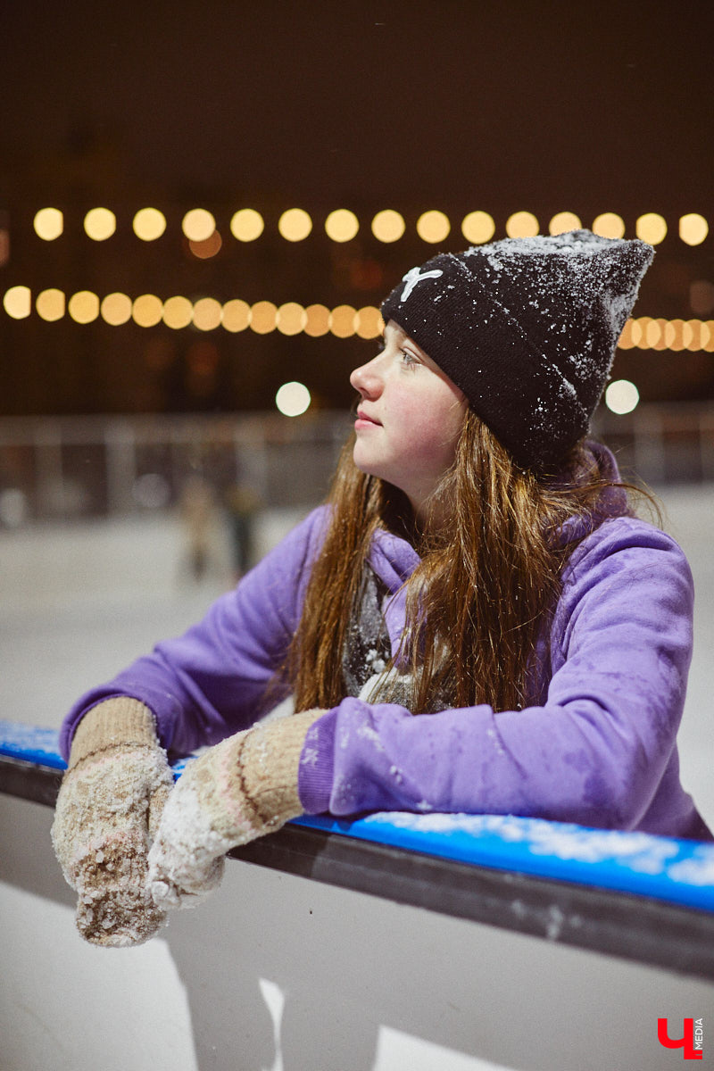 В чем пойти на каток, чтобы не наряжаться как капуста и в то же время не заболеть после зимних катаний? Мы посчитали, что об этом нужно спрашивать тех, кто часто встает на коньки, выбирая правильный образ для активного отдыха.