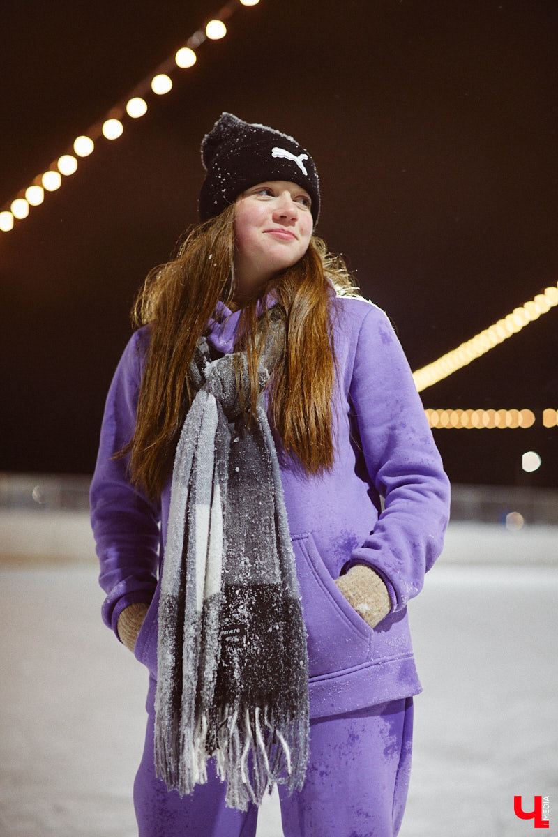 В чем пойти на каток, чтобы не наряжаться как капуста и в то же время не заболеть после зимних катаний? Мы посчитали, что об этом нужно спрашивать тех, кто часто встает на коньки, выбирая правильный образ для активного отдыха.