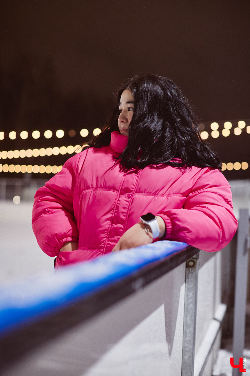 В чем пойти на каток, чтобы не наряжаться как капуста и в то же время не заболеть после зимних катаний? Мы посчитали, что об этом нужно спрашивать тех, кто часто встает на коньки, выбирая правильный образ для активного отдыха.