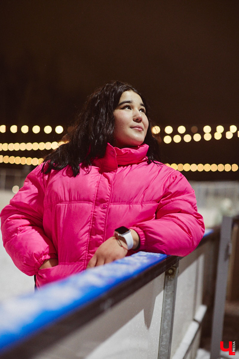 В чем пойти на каток, чтобы не наряжаться как капуста и в то же время не заболеть после зимних катаний? Мы посчитали, что об этом нужно спрашивать тех, кто часто встает на коньки, выбирая правильный образ для активного отдыха.