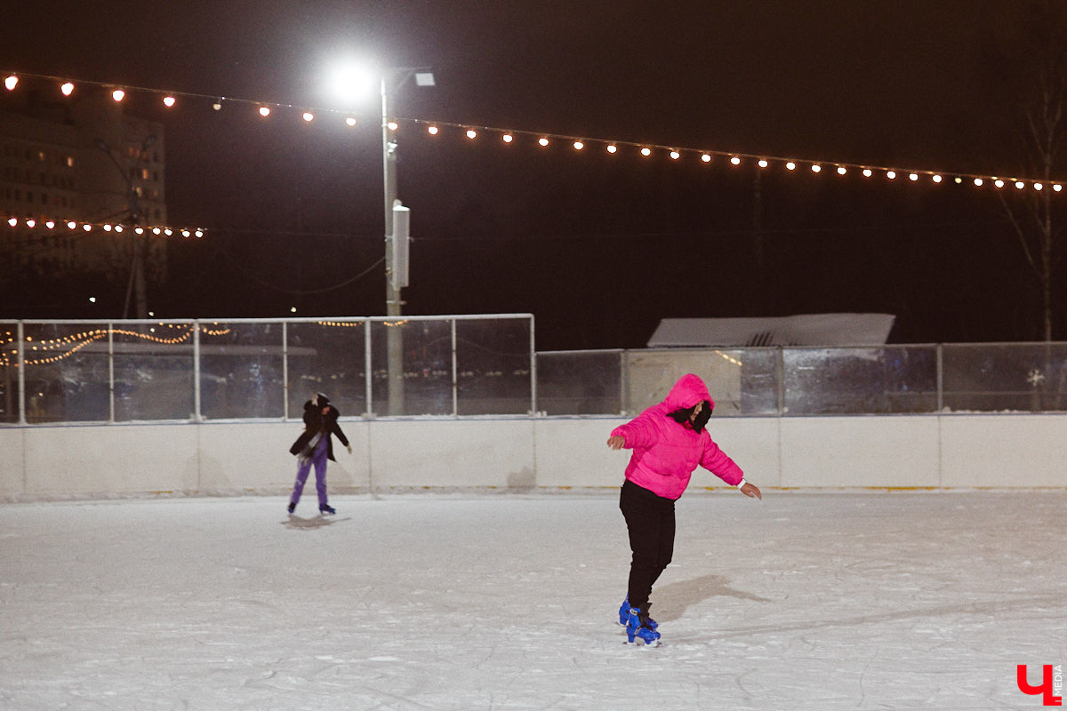 В чем пойти на каток, чтобы не наряжаться как капуста и в то же время не заболеть после зимних катаний? Мы посчитали, что об этом нужно спрашивать тех, кто часто встает на коньки, выбирая правильный образ для активного отдыха.