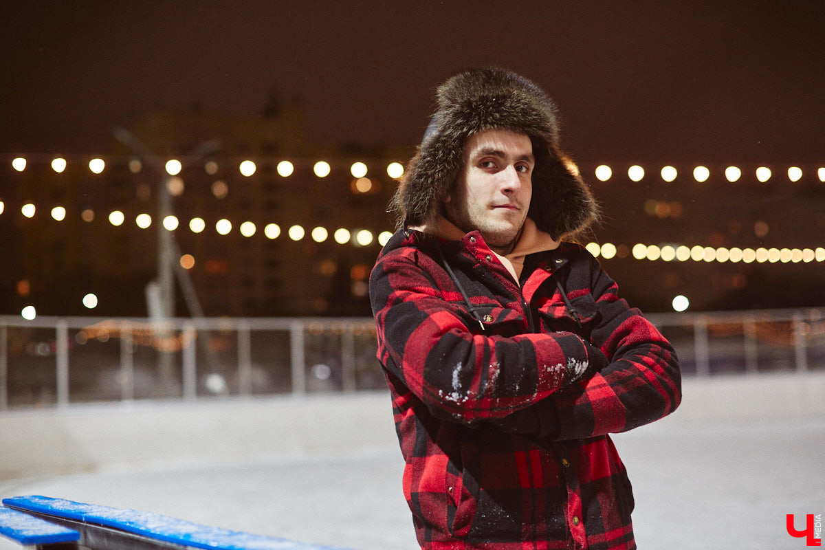 В чем пойти на каток, чтобы не наряжаться как капуста и в то же время не заболеть после зимних катаний? Мы посчитали, что об этом нужно спрашивать тех, кто часто встает на коньки, выбирая правильный образ для активного отдыха.