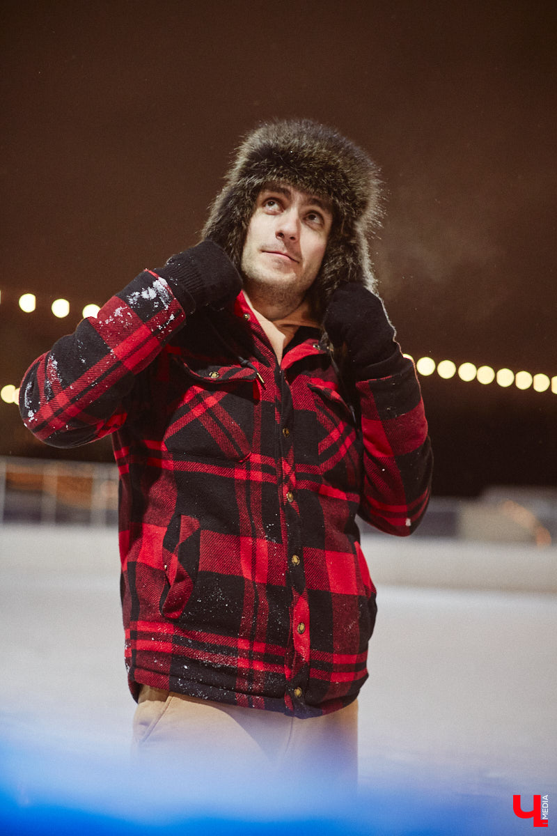 В чем пойти на каток, чтобы не наряжаться как капуста и в то же время не заболеть после зимних катаний? Мы посчитали, что об этом нужно спрашивать тех, кто часто встает на коньки, выбирая правильный образ для активного отдыха.