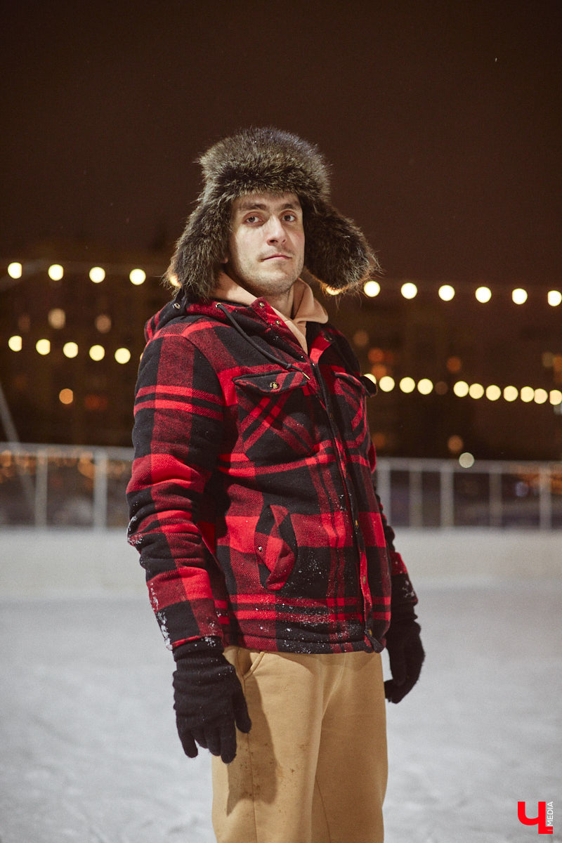 В чем пойти на каток, чтобы не наряжаться как капуста и в то же время не заболеть после зимних катаний? Мы посчитали, что об этом нужно спрашивать тех, кто часто встает на коньки, выбирая правильный образ для активного отдыха.