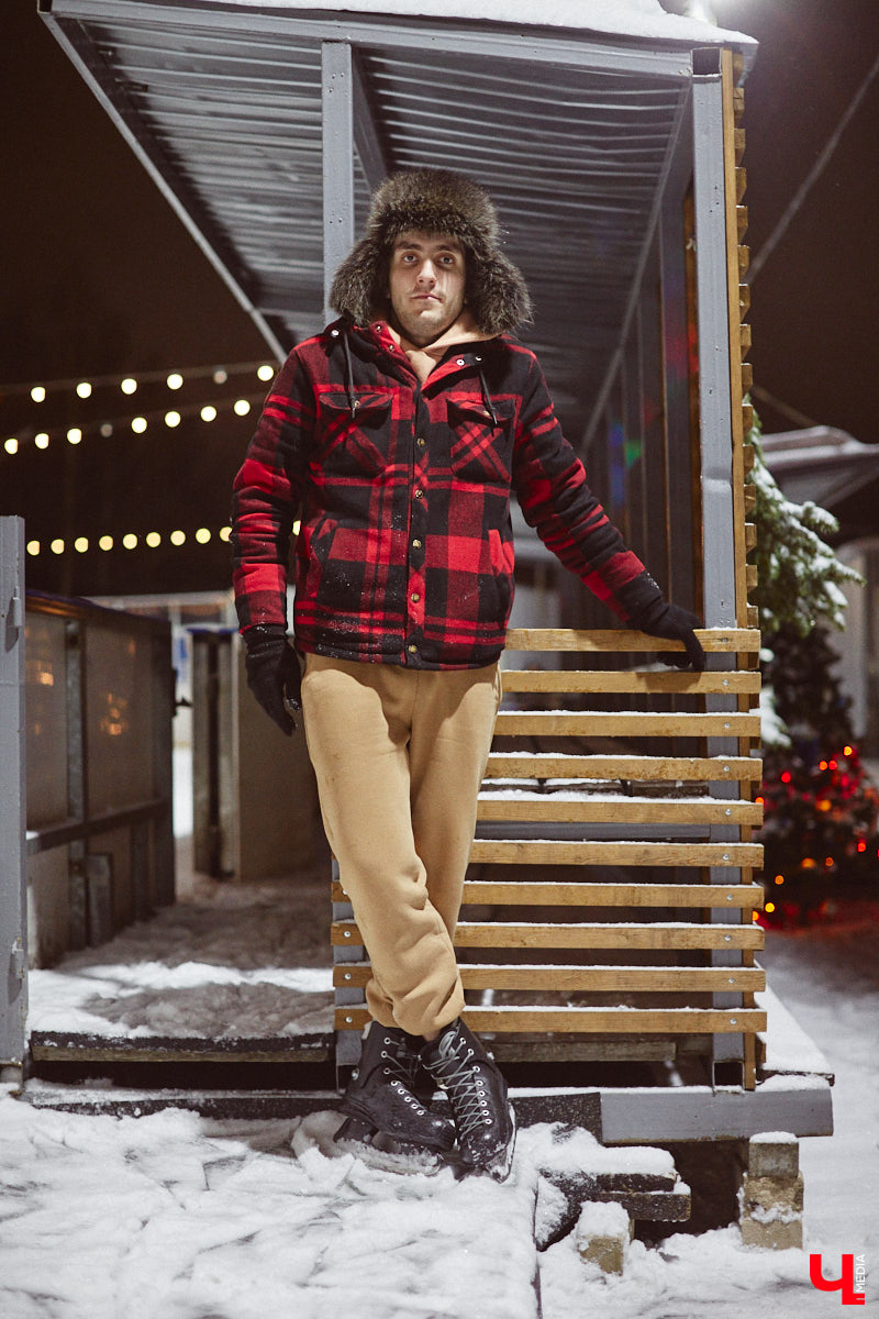 В чем пойти на каток, чтобы не наряжаться как капуста и в то же время не заболеть после зимних катаний? Мы посчитали, что об этом нужно спрашивать тех, кто часто встает на коньки, выбирая правильный образ для активного отдыха.