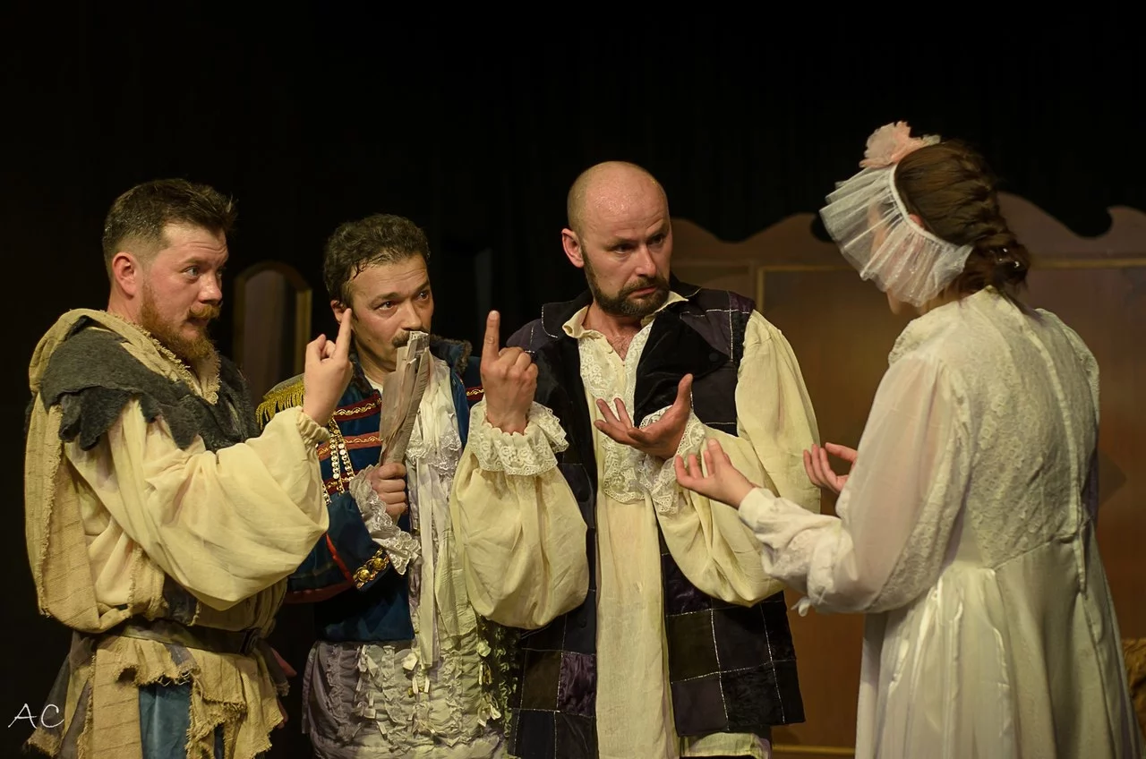 17 декабря 1954 года на улице Горького открылся Дом культуры Владимирского тракторного завода, известный нам сейчас как Городской Дворец культуры. Новый досуговый центр стал новогодним подарком не только тракторостроителям, но и всем владимирцам. На протяжении десятилетий он работал и как концертный зал, и как место для занятий в творческих коллективах, и как кинотеатр, и даже как Дворец бракосочетаний. Сегодня «Ключ-Медиа» погрузился в историю культового объекта города.