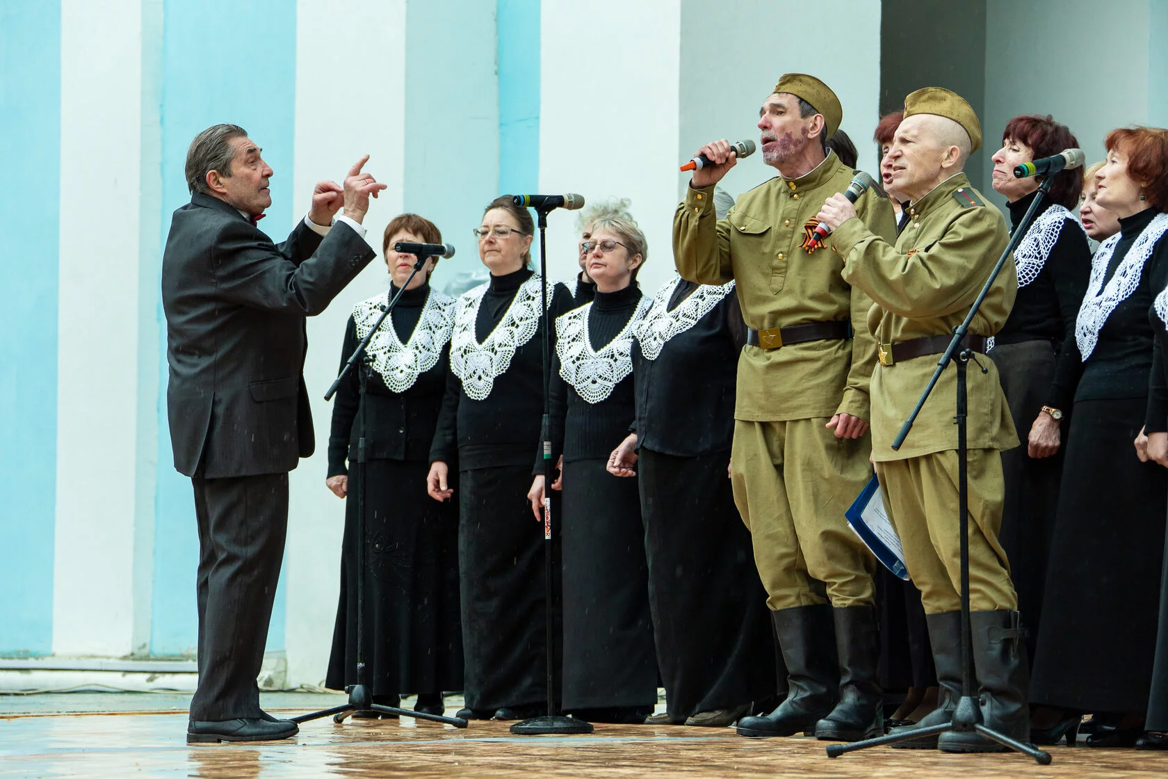 17 декабря 1954 года на улице Горького открылся Дом культуры Владимирского тракторного завода, известный нам сейчас как Городской Дворец культуры. Новый досуговый центр стал новогодним подарком не только тракторостроителям, но и всем владимирцам. На протяжении десятилетий он работал и как концертный зал, и как место для занятий в творческих коллективах, и как кинотеатр, и даже как Дворец бракосочетаний. Сегодня «Ключ-Медиа» погрузился в историю культового объекта города.