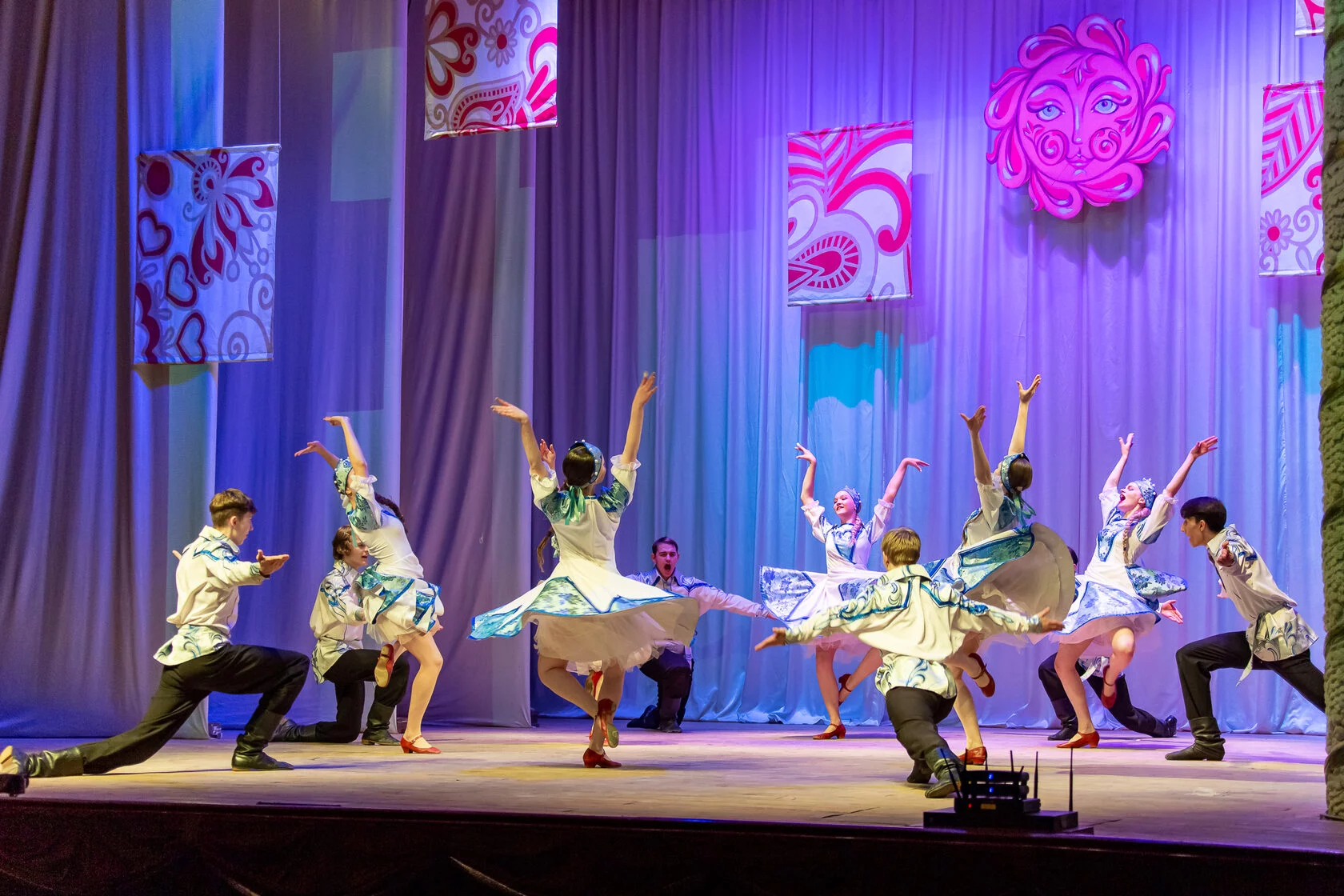 17 декабря 1954 года на улице Горького открылся Дом культуры Владимирского тракторного завода, известный нам сейчас как Городской Дворец культуры. Новый досуговый центр стал новогодним подарком не только тракторостроителям, но и всем владимирцам. На протяжении десятилетий он работал и как концертный зал, и как место для занятий в творческих коллективах, и как кинотеатр, и даже как Дворец бракосочетаний. Сегодня «Ключ-Медиа» погрузился в историю культового объекта города.