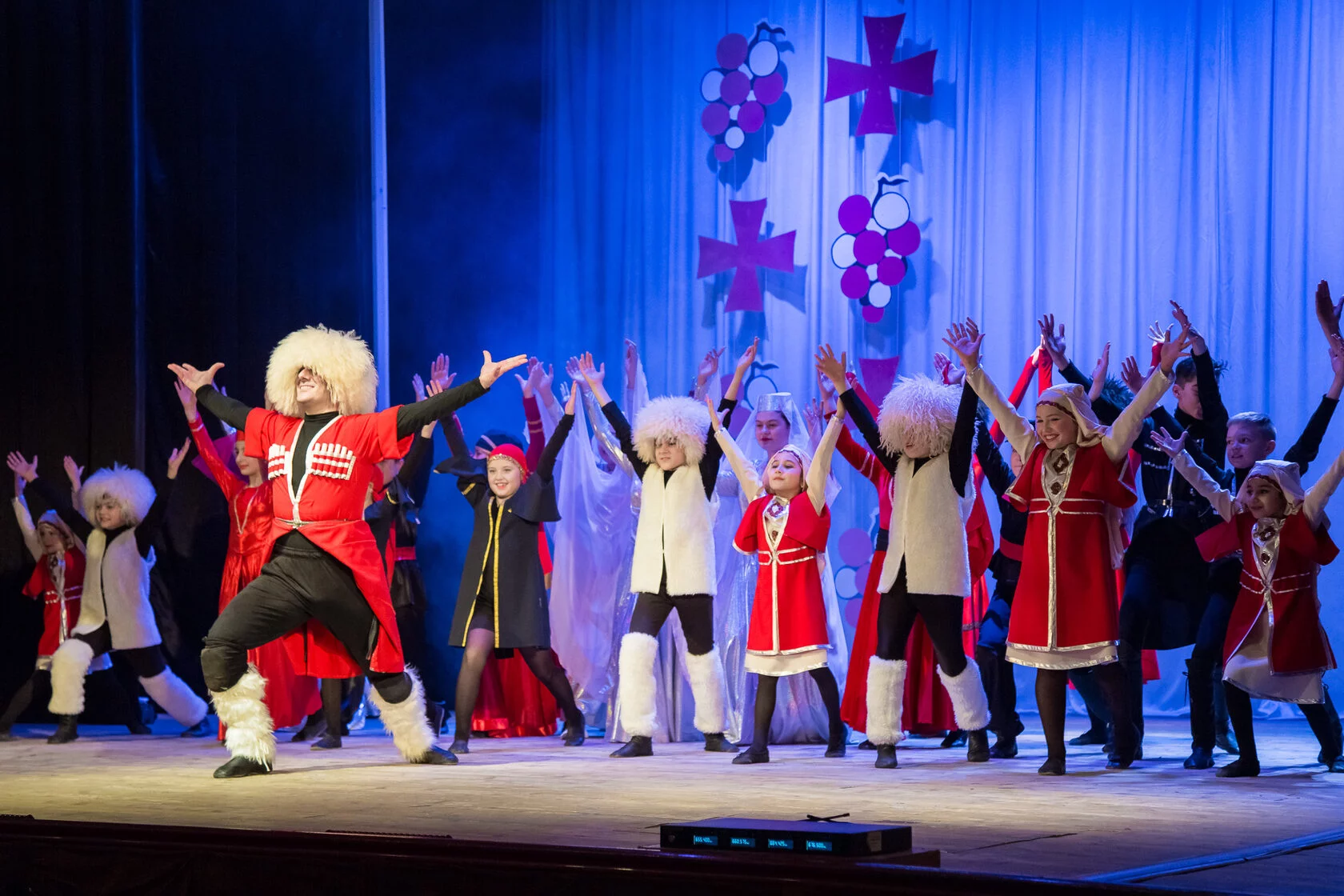 17 декабря 1954 года на улице Горького открылся Дом культуры Владимирского тракторного завода, известный нам сейчас как Городской Дворец культуры. Новый досуговый центр стал новогодним подарком не только тракторостроителям, но и всем владимирцам. На протяжении десятилетий он работал и как концертный зал, и как место для занятий в творческих коллективах, и как кинотеатр, и даже как Дворец бракосочетаний. Сегодня «Ключ-Медиа» погрузился в историю культового объекта города.