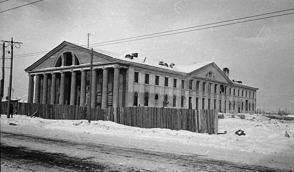 17 декабря 1954 года на улице Горького открылся Дом культуры Владимирского тракторного завода, известный нам сейчас как Городской Дворец культуры. Новый досуговый центр стал новогодним подарком не только тракторостроителям, но и всем владимирцам. На протяжении десятилетий он работал и как концертный зал, и как место для занятий в творческих коллективах, и как кинотеатр, и даже как Дворец бракосочетаний. Сегодня «Ключ-Медиа» погрузился в историю культового объекта города.