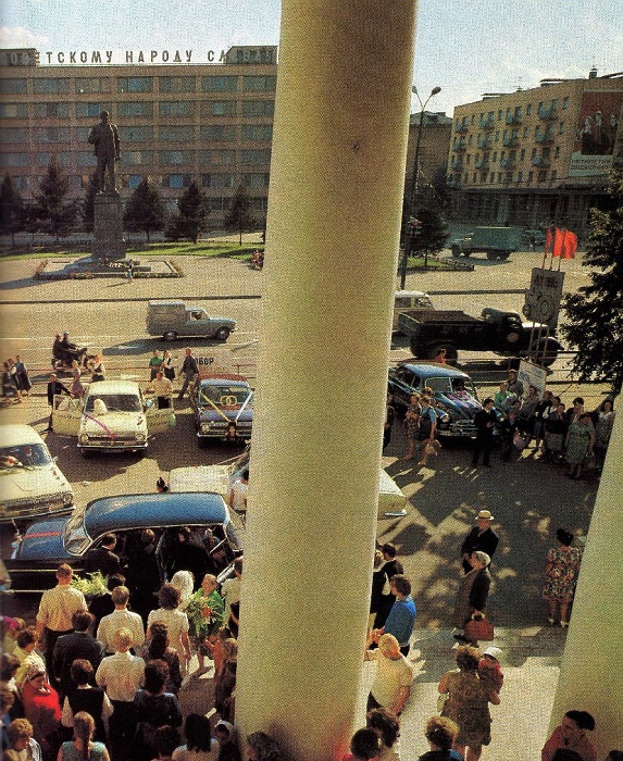 17 декабря 1954 года на улице Горького открылся Дом культуры Владимирского тракторного завода, известный нам сейчас как Городской Дворец культуры. Новый досуговый центр стал новогодним подарком не только тракторостроителям, но и всем владимирцам. На протяжении десятилетий он работал и как концертный зал, и как место для занятий в творческих коллективах, и как кинотеатр, и даже как Дворец бракосочетаний. Сегодня «Ключ-Медиа» погрузился в историю культового объекта города.