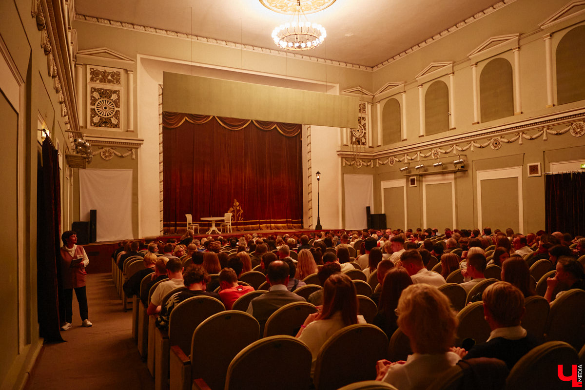 17 декабря 1954 года на улице Горького открылся Дом культуры Владимирского тракторного завода, известный нам сейчас как Городской Дворец культуры. Новый досуговый центр стал новогодним подарком не только тракторостроителям, но и всем владимирцам. На протяжении десятилетий он работал и как концертный зал, и как место для занятий в творческих коллективах, и как кинотеатр, и даже как Дворец бракосочетаний. Сегодня «Ключ-Медиа» погрузился в историю культового объекта города.