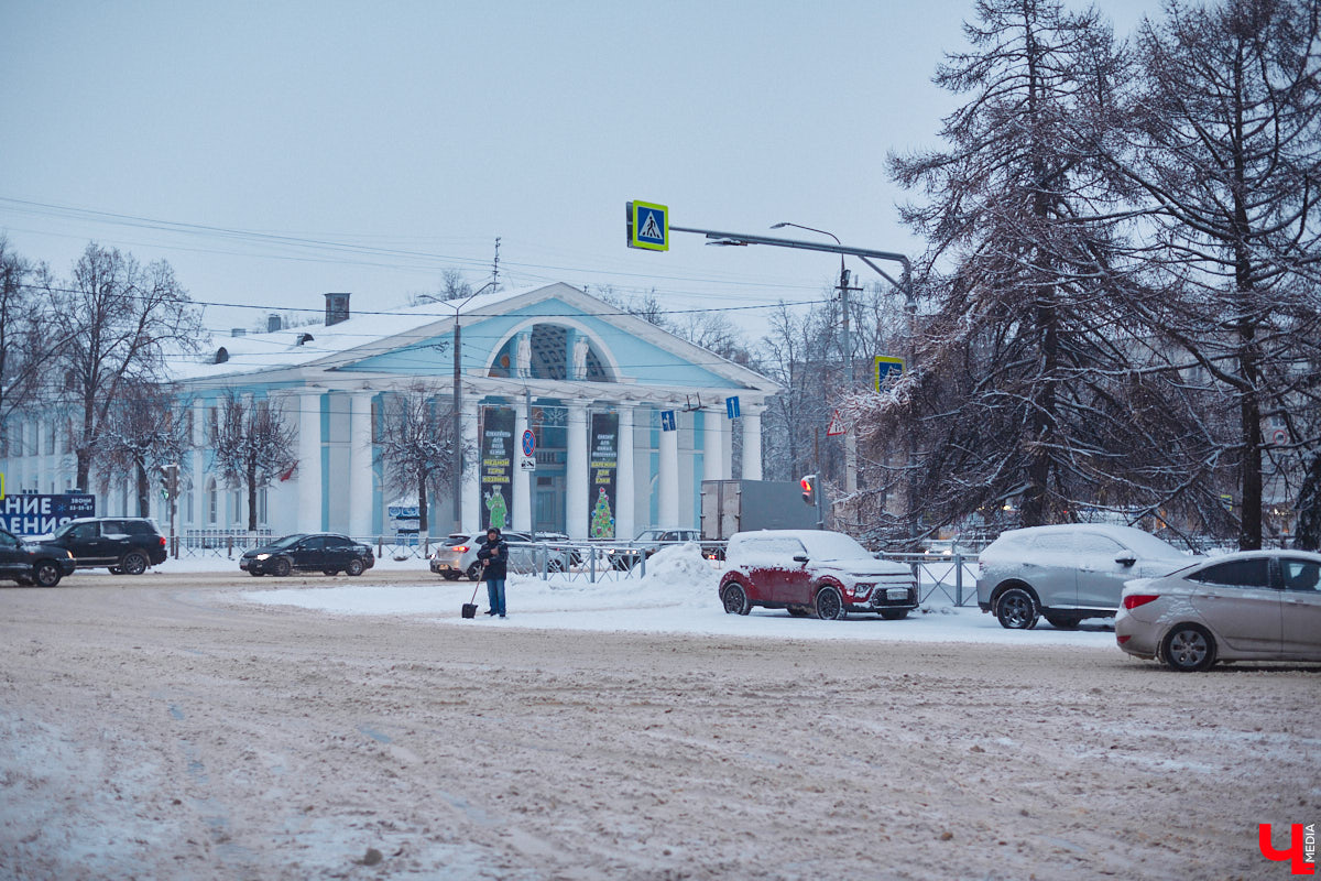 17 декабря 1954 года на улице Горького открылся Дом культуры Владимирского тракторного завода, известный нам сейчас как Городской Дворец культуры. Новый досуговый центр стал новогодним подарком не только тракторостроителям, но и всем владимирцам. На протяжении десятилетий он работал и как концертный зал, и как место для занятий в творческих коллективах, и как кинотеатр, и даже как Дворец бракосочетаний. Сегодня «Ключ-Медиа» погрузился в историю культового объекта города.