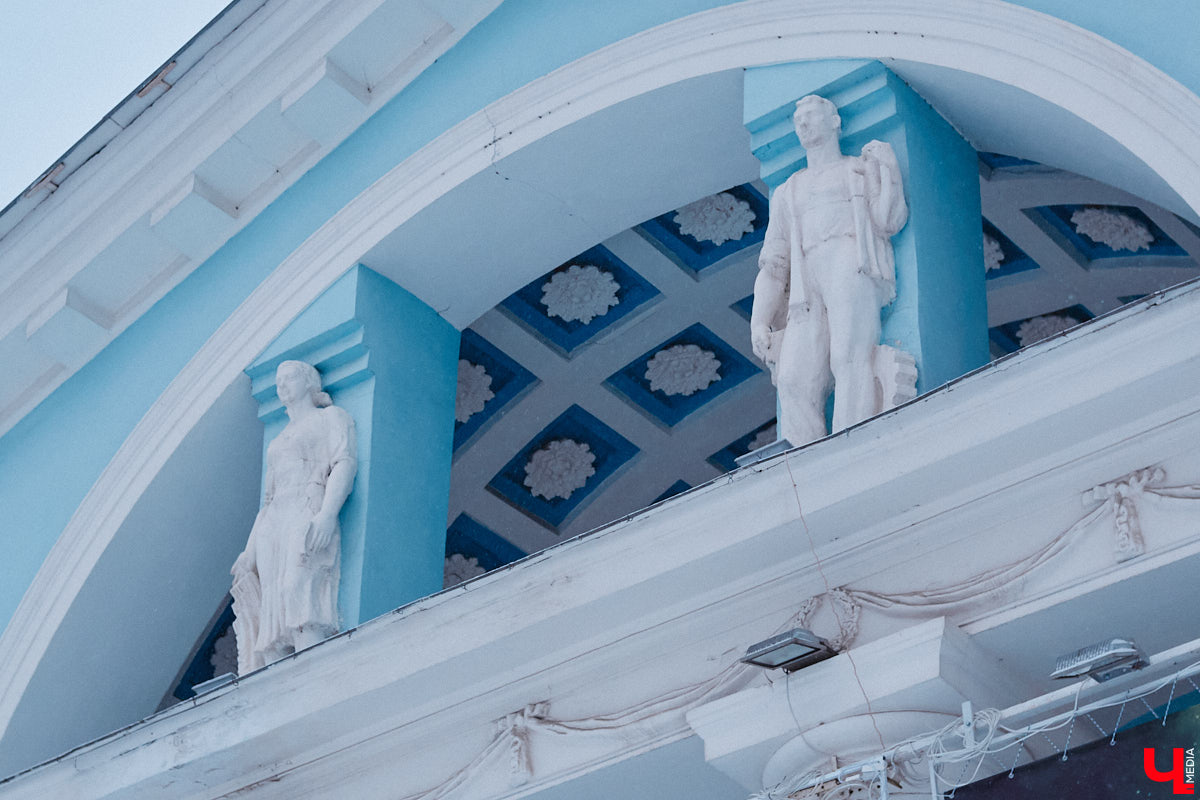 17 декабря 1954 года на улице Горького открылся Дом культуры Владимирского тракторного завода, известный нам сейчас как Городской Дворец культуры. Новый досуговый центр стал новогодним подарком не только тракторостроителям, но и всем владимирцам. На протяжении десятилетий он работал и как концертный зал, и как место для занятий в творческих коллективах, и как кинотеатр, и даже как Дворец бракосочетаний. Сегодня «Ключ-Медиа» погрузился в историю культового объекта города.