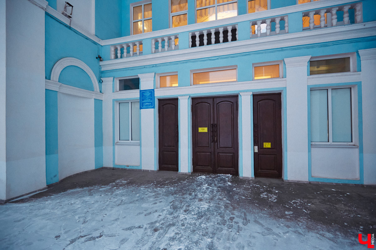 17 декабря 1954 года на улице Горького открылся Дом культуры Владимирского тракторного завода, известный нам сейчас как Городской Дворец культуры. Новый досуговый центр стал новогодним подарком не только тракторостроителям, но и всем владимирцам. На протяжении десятилетий он работал и как концертный зал, и как место для занятий в творческих коллективах, и как кинотеатр, и даже как Дворец бракосочетаний. Сегодня «Ключ-Медиа» погрузился в историю культового объекта города.