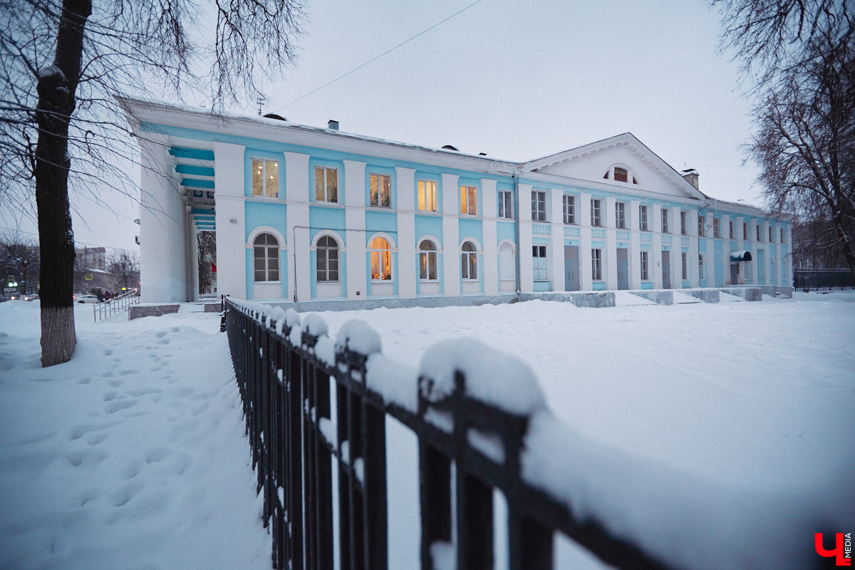 17 декабря 1954 года на улице Горького открылся Дом культуры Владимирского тракторного завода, известный нам сейчас как Городской Дворец культуры. Новый досуговый центр стал новогодним подарком не только тракторостроителям, но и всем владимирцам. На протяжении десятилетий он работал и как концертный зал, и как место для занятий в творческих коллективах, и как кинотеатр, и даже как Дворец бракосочетаний. Сегодня «Ключ-Медиа» погрузился в историю культового объекта города.