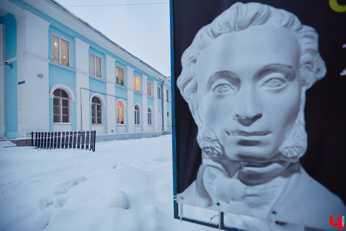 17 декабря 1954 года на улице Горького открылся Дом культуры Владимирского тракторного завода, известный нам сейчас как Городской Дворец культуры. Новый досуговый центр стал новогодним подарком не только тракторостроителям, но и всем владимирцам. На протяжении десятилетий он работал и как концертный зал, и как место для занятий в творческих коллективах, и как кинотеатр, и даже как Дворец бракосочетаний. Сегодня «Ключ-Медиа» погрузился в историю культового объекта города.