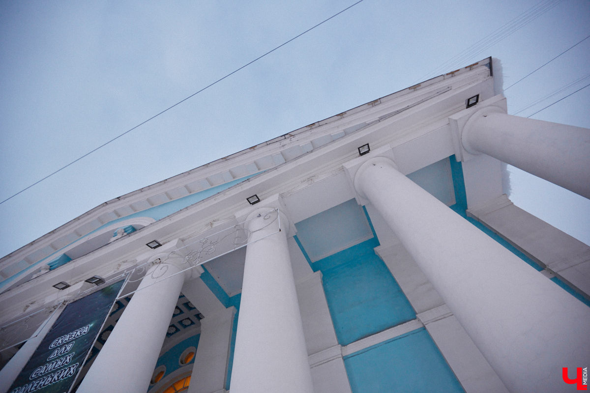 17 декабря 1954 года на улице Горького открылся Дом культуры Владимирского тракторного завода, известный нам сейчас как Городской Дворец культуры. Новый досуговый центр стал новогодним подарком не только тракторостроителям, но и всем владимирцам. На протяжении десятилетий он работал и как концертный зал, и как место для занятий в творческих коллективах, и как кинотеатр, и даже как Дворец бракосочетаний. Сегодня «Ключ-Медиа» погрузился в историю культового объекта города.