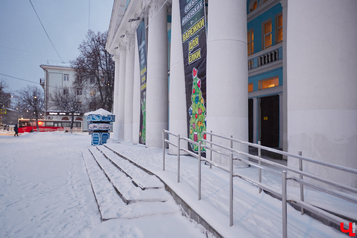 17 декабря 1954 года на улице Горького открылся Дом культуры Владимирского тракторного завода, известный нам сейчас как Городской Дворец культуры. Новый досуговый центр стал новогодним подарком не только тракторостроителям, но и всем владимирцам. На протяжении десятилетий он работал и как концертный зал, и как место для занятий в творческих коллективах, и как кинотеатр, и даже как Дворец бракосочетаний. Сегодня «Ключ-Медиа» погрузился в историю культового объекта города.
