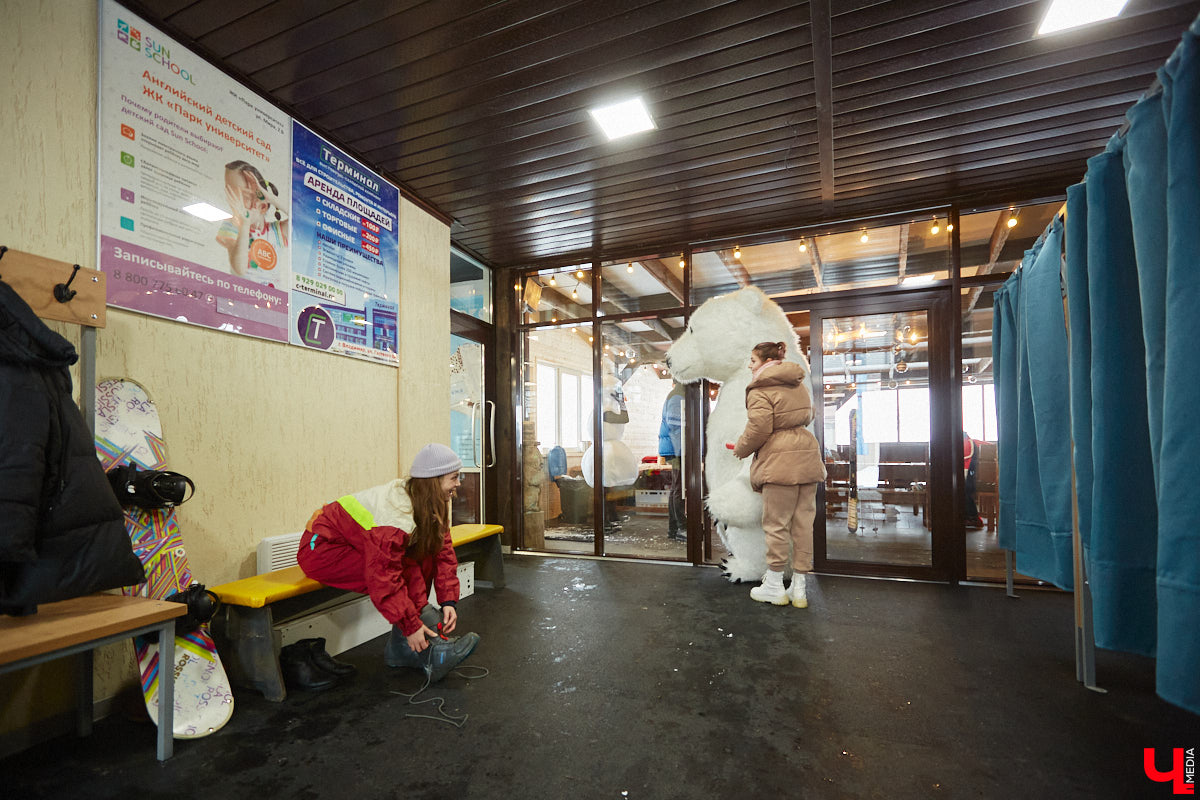 О да, владимирцы этого ждали: горнолыжный комплекс в туристическом сердце города открылся и готов впечатлять любителей активного отдыха. На Студёной горе объединили аж четыре зимних удовольствия: катание на коньках, «ватрушках», лыжах и сноуборде. Обозреваем новую локацию и осваиваем сноуборд под руководством ведущего Егора Корсакова!