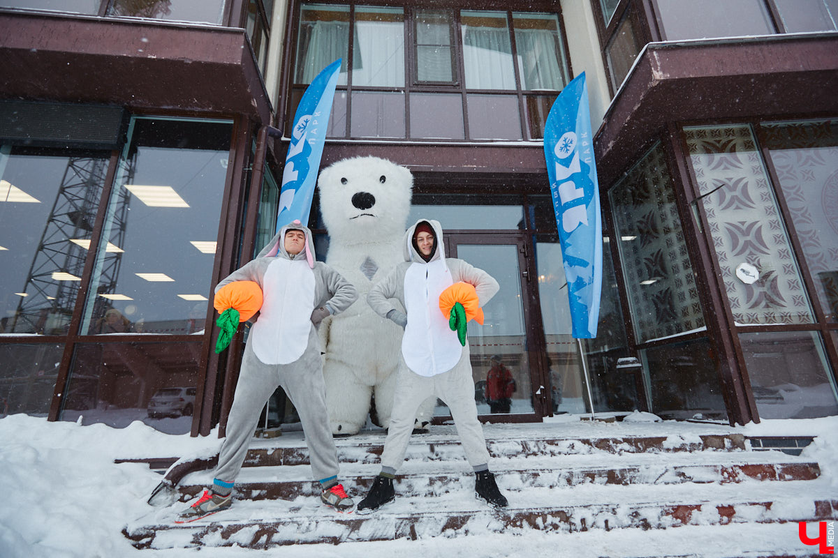 О да, владимирцы этого ждали: горнолыжный комплекс в туристическом сердце города открылся и готов впечатлять любителей активного отдыха. На Студёной горе объединили аж четыре зимних удовольствия: катание на коньках, «ватрушках», лыжах и сноуборде. Обозреваем новую локацию и осваиваем сноуборд под руководством ведущего Егора Корсакова!