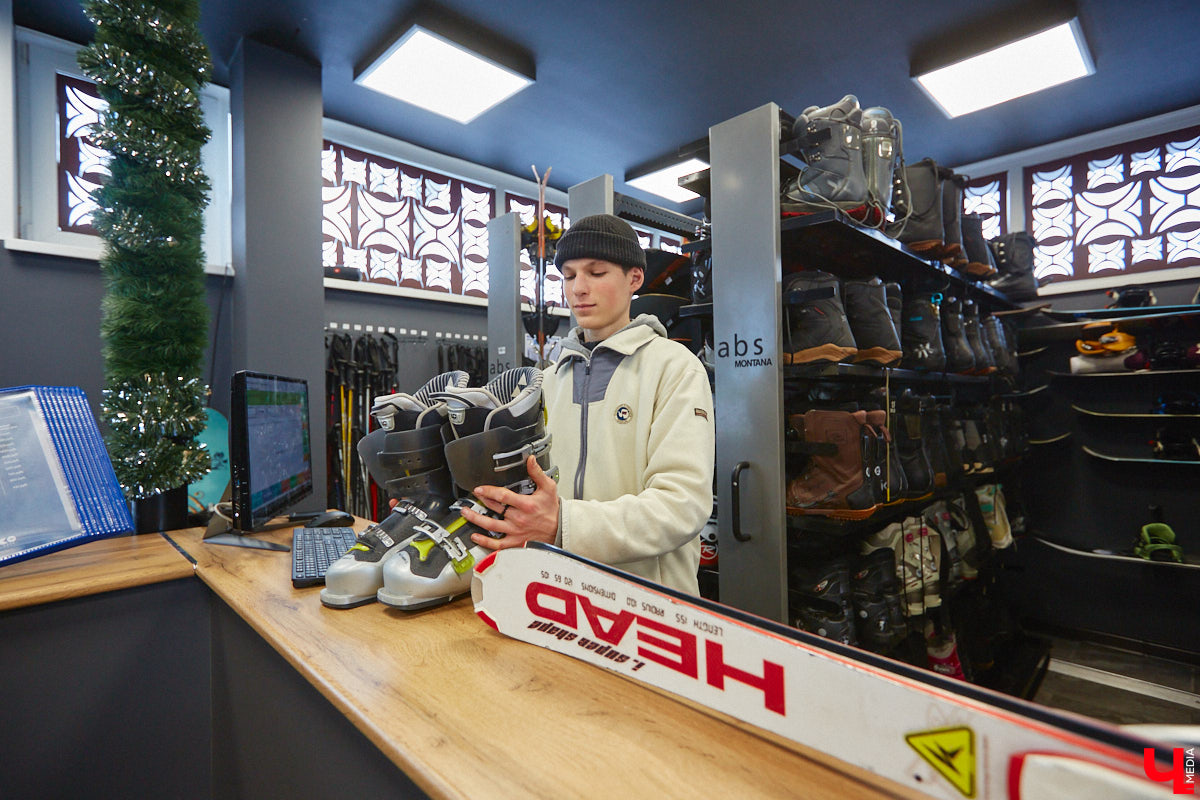 О да, владимирцы этого ждали: горнолыжный комплекс в туристическом сердце города открылся и готов впечатлять любителей активного отдыха. На Студёной горе объединили аж четыре зимних удовольствия: катание на коньках, «ватрушках», лыжах и сноуборде. Обозреваем новую локацию и осваиваем сноуборд под руководством ведущего Егора Корсакова!