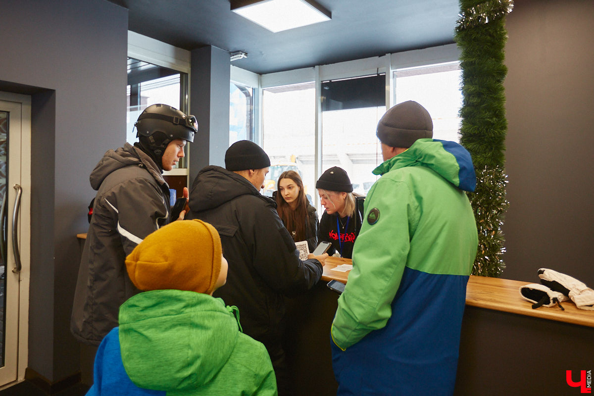 О да, владимирцы этого ждали: горнолыжный комплекс в туристическом сердце города открылся и готов впечатлять любителей активного отдыха. На Студёной горе объединили аж четыре зимних удовольствия: катание на коньках, «ватрушках», лыжах и сноуборде. Обозреваем новую локацию и осваиваем сноуборд под руководством ведущего Егора Корсакова!
