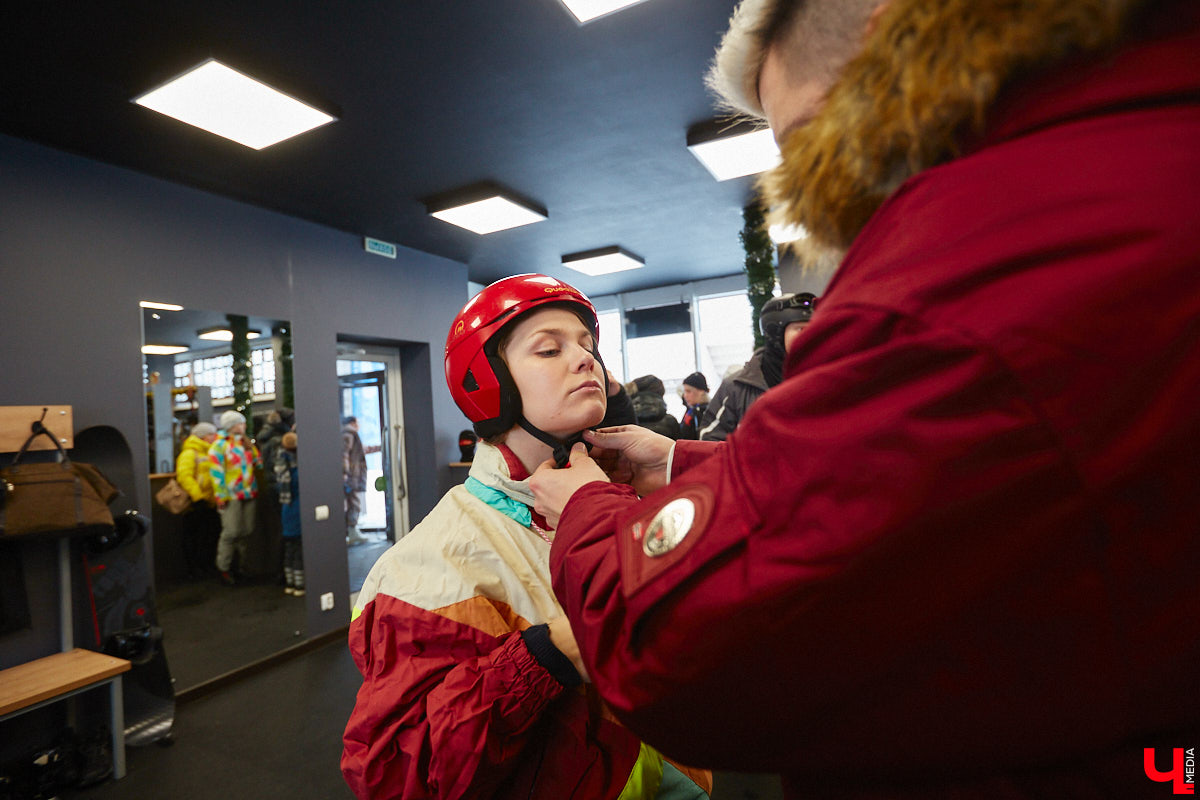 О да, владимирцы этого ждали: горнолыжный комплекс в туристическом сердце города открылся и готов впечатлять любителей активного отдыха. На Студёной горе объединили аж четыре зимних удовольствия: катание на коньках, «ватрушках», лыжах и сноуборде. Обозреваем новую локацию и осваиваем сноуборд под руководством ведущего Егора Корсакова!