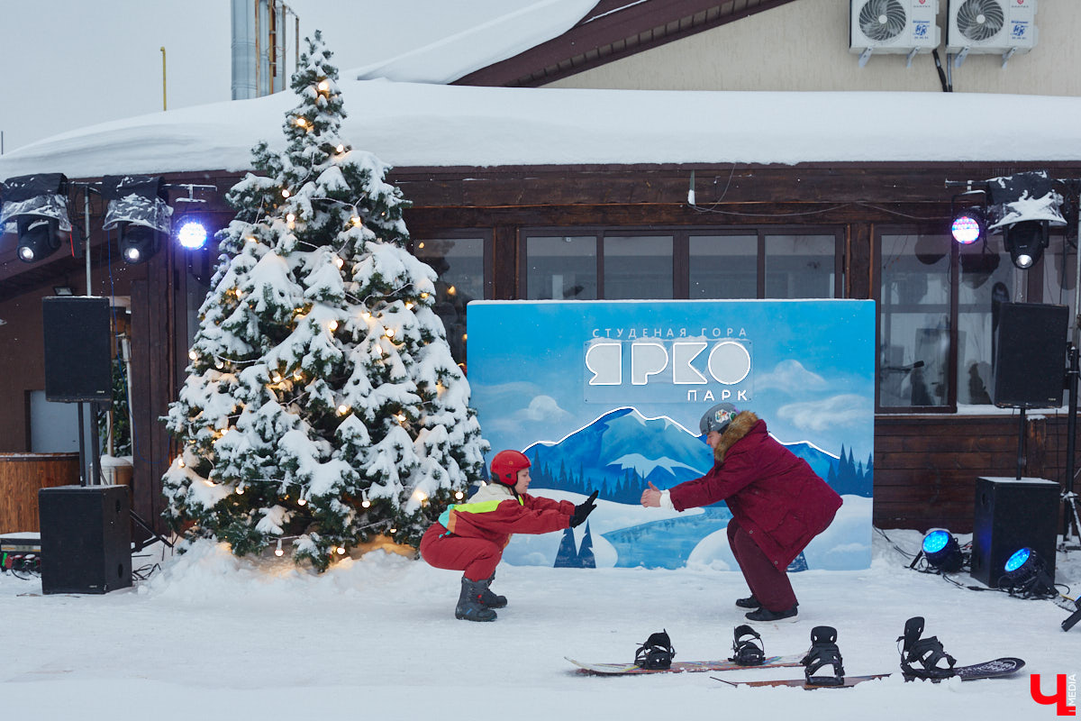 О да, владимирцы этого ждали: горнолыжный комплекс в туристическом сердце города открылся и готов впечатлять любителей активного отдыха. На Студёной горе объединили аж четыре зимних удовольствия: катание на коньках, «ватрушках», лыжах и сноуборде. Обозреваем новую локацию и осваиваем сноуборд под руководством ведущего Егора Корсакова!