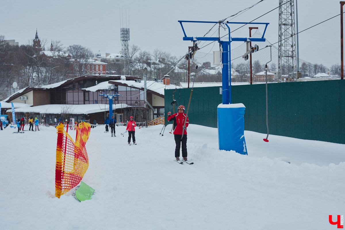 О да, владимирцы этого ждали: горнолыжный комплекс в туристическом сердце города открылся и готов впечатлять любителей активного отдыха. На Студёной горе объединили аж четыре зимних удовольствия: катание на коньках, «ватрушках», лыжах и сноуборде. Обозреваем новую локацию и осваиваем сноуборд под руководством ведущего Егора Корсакова!