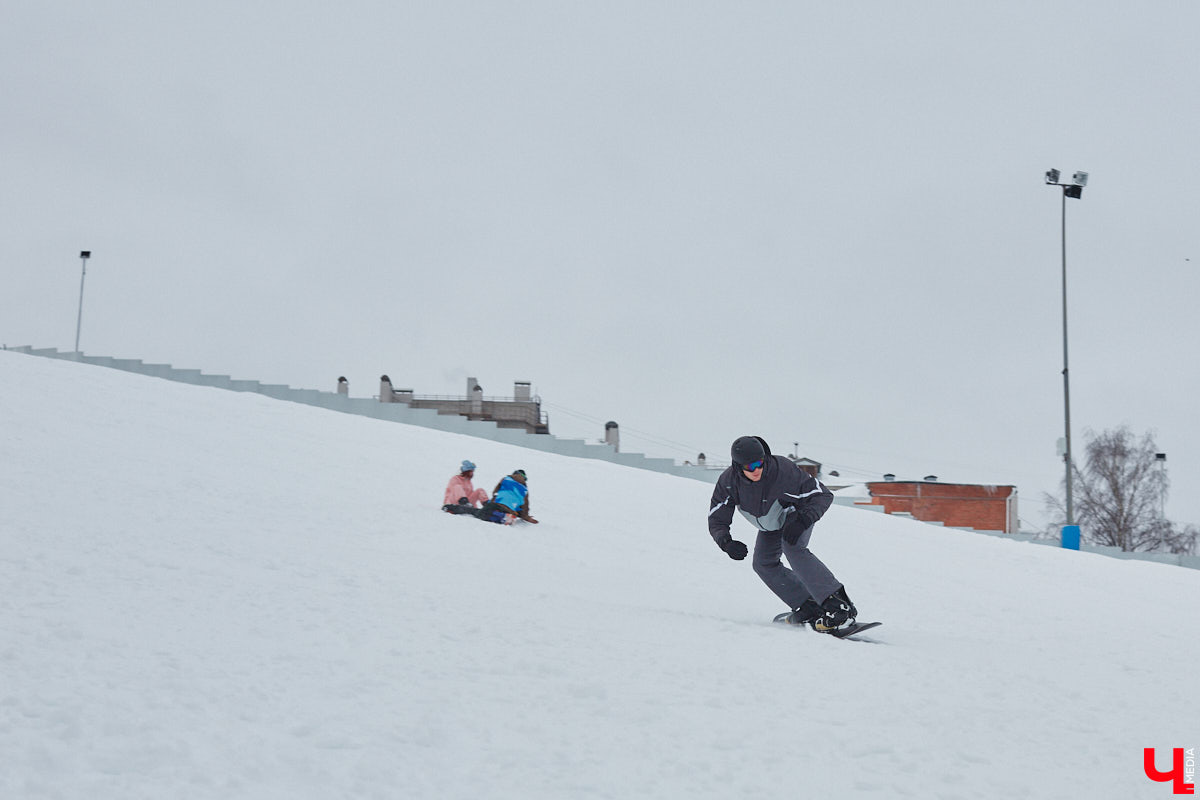 О да, владимирцы этого ждали: горнолыжный комплекс в туристическом сердце города открылся и готов впечатлять любителей активного отдыха. На Студёной горе объединили аж четыре зимних удовольствия: катание на коньках, «ватрушках», лыжах и сноуборде. Обозреваем новую локацию и осваиваем сноуборд под руководством ведущего Егора Корсакова!