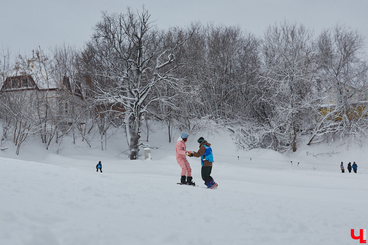 О да, владимирцы этого ждали: горнолыжный комплекс в туристическом сердце города открылся и готов впечатлять любителей активного отдыха. На Студёной горе объединили аж четыре зимних удовольствия: катание на коньках, «ватрушках», лыжах и сноуборде. Обозреваем новую локацию и осваиваем сноуборд под руководством ведущего Егора Корсакова!