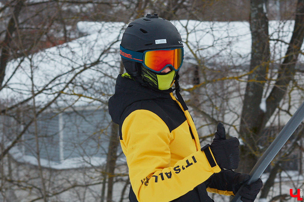 О да, владимирцы этого ждали: горнолыжный комплекс в туристическом сердце города открылся и готов впечатлять любителей активного отдыха. На Студёной горе объединили аж четыре зимних удовольствия: катание на коньках, «ватрушках», лыжах и сноуборде. Обозреваем новую локацию и осваиваем сноуборд под руководством ведущего Егора Корсакова!