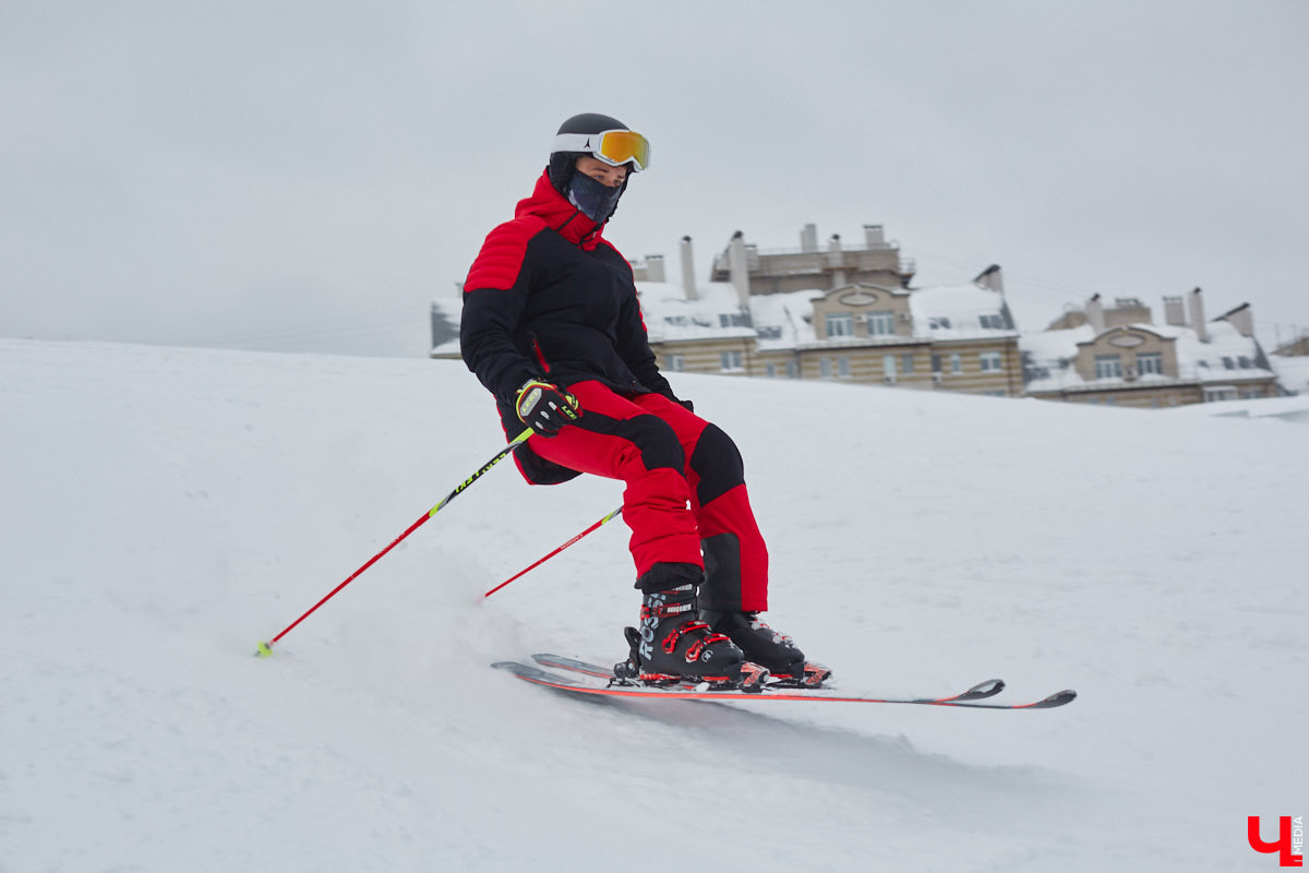 О да, владимирцы этого ждали: горнолыжный комплекс в туристическом сердце города открылся и готов впечатлять любителей активного отдыха. На Студёной горе объединили аж четыре зимних удовольствия: катание на коньках, «ватрушках», лыжах и сноуборде. Обозреваем новую локацию и осваиваем сноуборд под руководством ведущего Егора Корсакова!